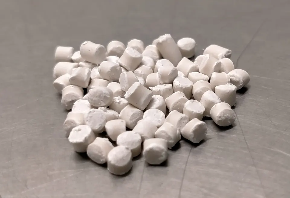 White carbonate masterbatch pellets